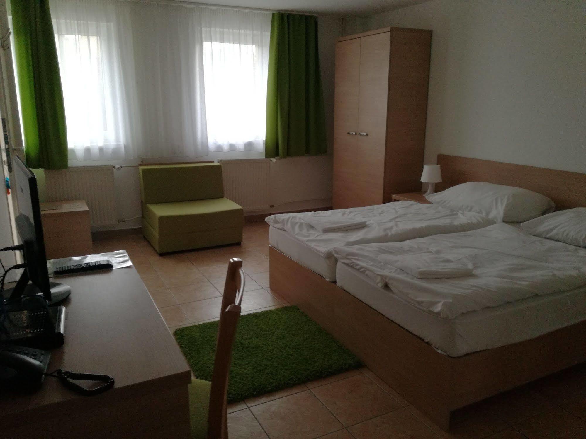 Hotel Rozálka Pezinok Exteriér fotografie